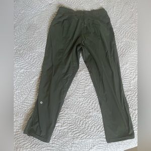 Lululemon studio crop joggers size 6, like new